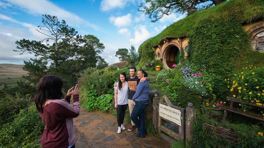 From Auckland: Hobbiton Movie Set Full-Day Trip - Alexander Family Sheep Farm and Shire’s Rest