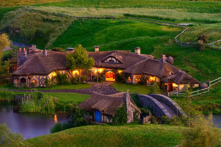 From Auckland: Hobbiton & Waitomo Caves Full-Day Trip - Lunch, timing, and the cost of a packed day