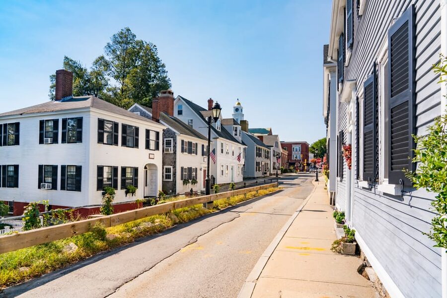 From Boston: Quincy, Plymouth, and Mayflower II Day Trip - The guide can make or break a long day
