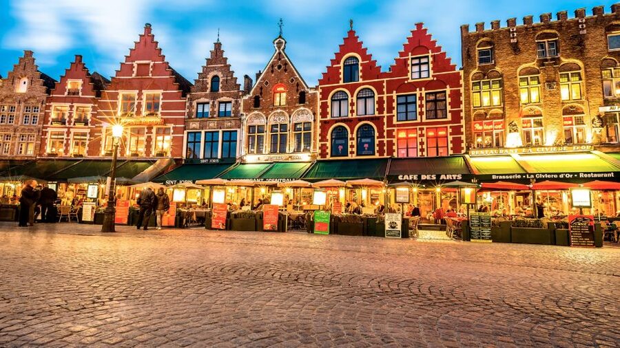From Brussels: Bruges Day Trip with Boat Tour Option (ENG) - Begijnhof and the daffodils of spring
