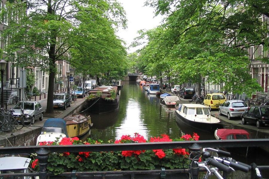 From Brussels: Cheese, Clogs & Windmills Amsterdam Day Trip - The canal cruise is a worthwhile extra