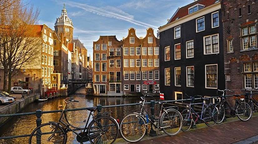 From Brussels: Day Trip to Amsterdam with Canal Boat Cruise - Why the canal cruise is the right start