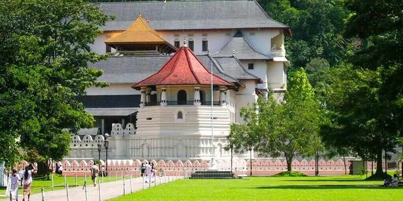 From Colombo: Kandy Full-Day Trip - Lunch, local food, and the gem museum