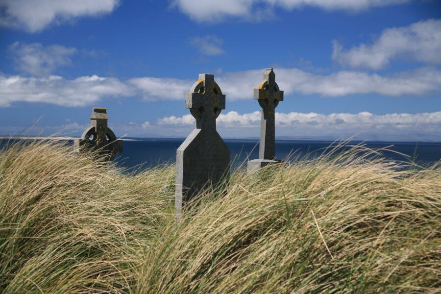 From Doolin: Day Trip to Inisheer with Bike or Bus Tour - Who should choose this trip?