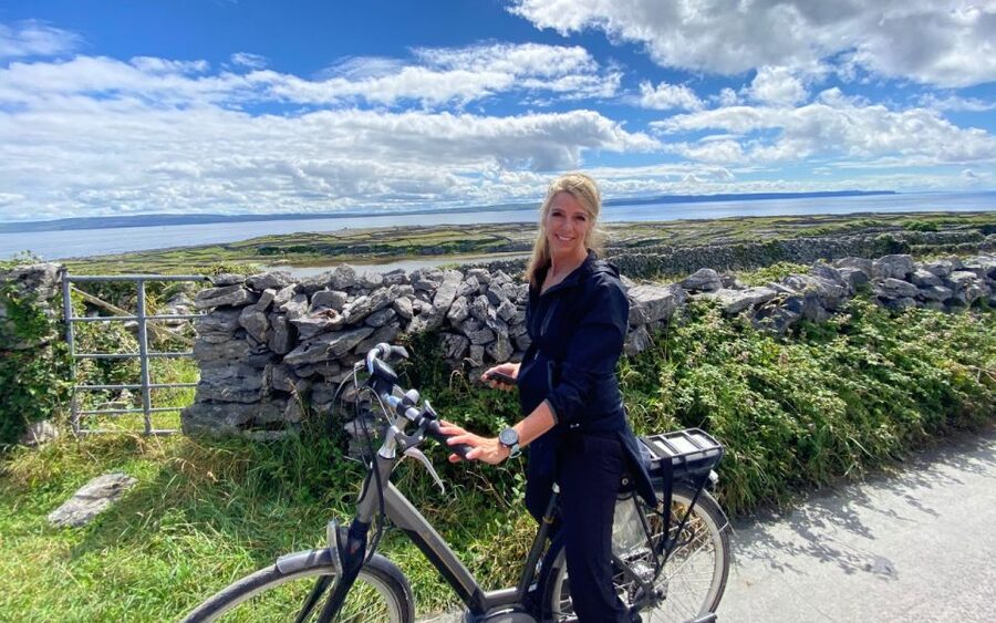 From Doolin: Day Trip to Inisheer with Bike or Bus Tour - The tractor and trailer option