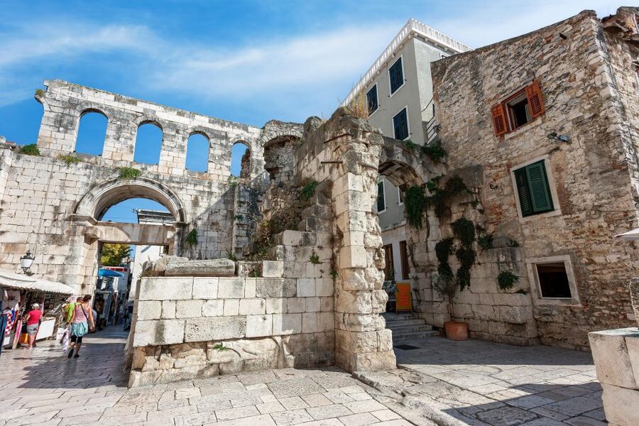 From Dubrovnik: Split Day Trip and City Tour with Transfers - Why Split makes sense as a day trip from Dubrovnik