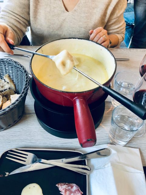 From Geneva: Gruyére Chocolate and Cheese Tasting Day Trip - What the guide adds to a private vehicle