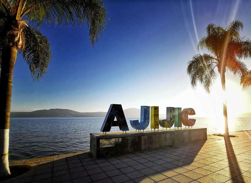 From Guadalajara: Enchanting Lake Chapala & Ajijic Day Trip - Ajijic, where art meets expatriate life