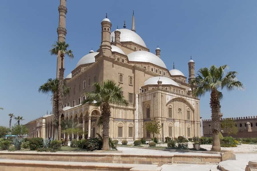 From Hurghada: 2-Day Trip to Cairo by Plane - Day one at Giza, where Egypt gets its postcard moment