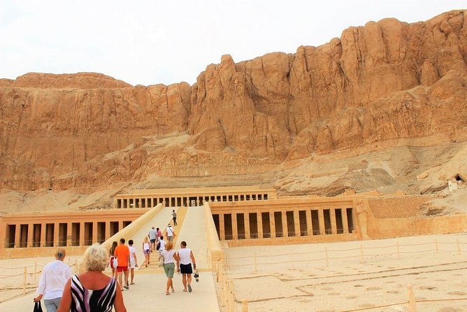From Hurghada:Day Trip to Luxor and Valley of the Kings - Crossing to the west bank and the Colossi of Memnon