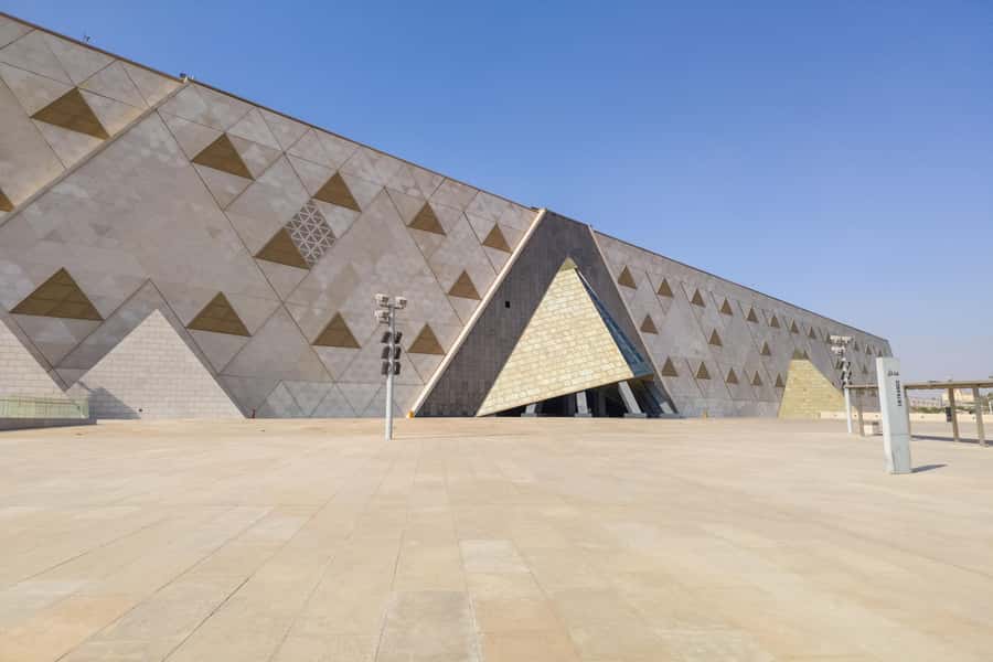 From Hurghada: Grand Egyptian Museum Pyramids Cairo Day Trip - Lunch in Giza and the extra shopping stops