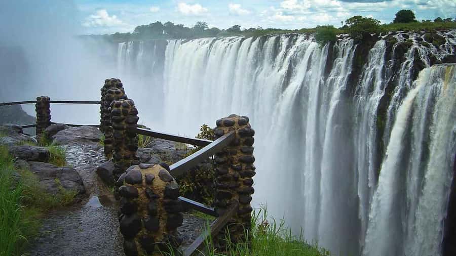 From Kasane: Victoria Falls Day Trip (Zimbabwe side) - Why this day trip works from Kasane