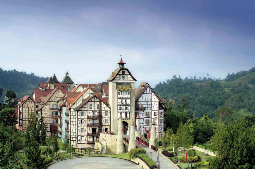 From Kuala Lumpur: Colmar Tropicale and Batu Caves Day Trip - Batu Caves starts the day with a 272-step test