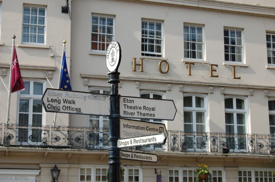 From London: Half-Day Trip to Windsor with Castle Tickets - Entering the castle with limited time