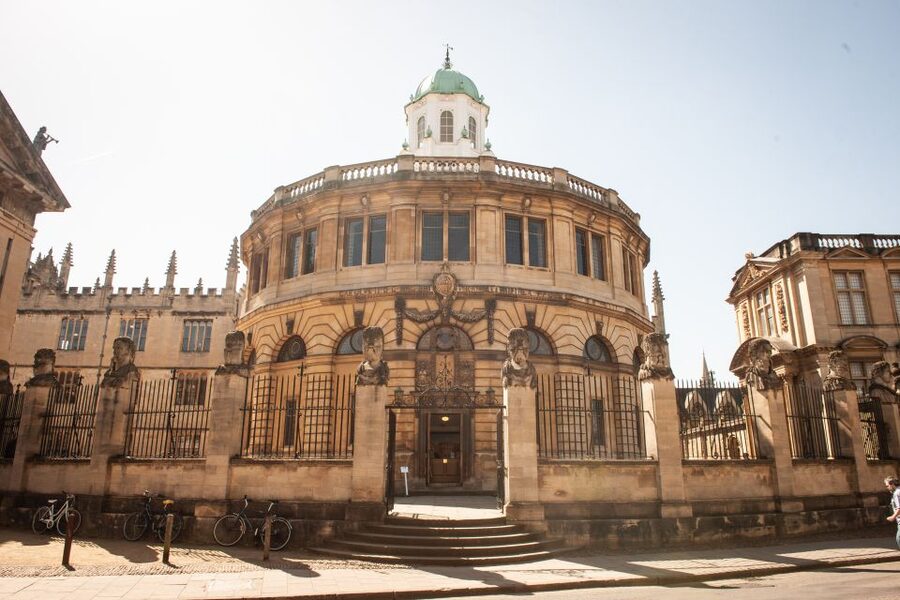 From London: Oxford and Cotswolds Villages Day Trip - Finding Greenline Coach Terminal behind Victoria Station