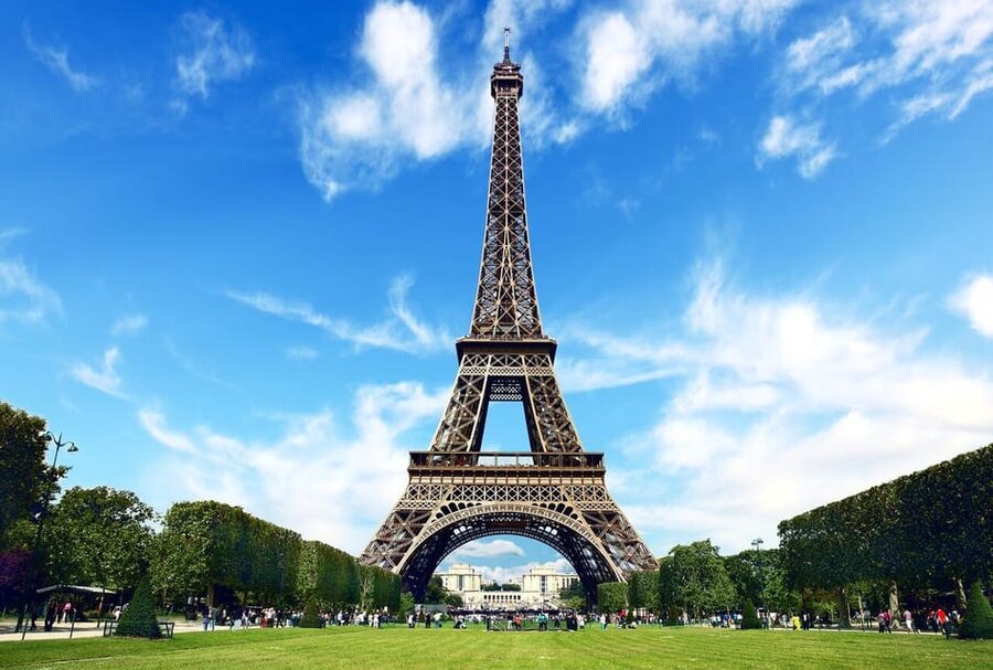 From London: Paris Day Trip with Lunch on Eiffel Tower - The guide makes the schedule work
