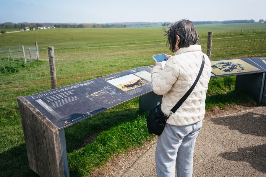 From London: Stonehenge Half-Day Trip - Exploring independently with the audio tour