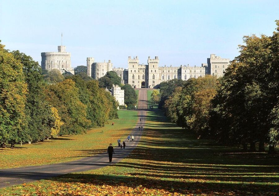 From London: Stonehenge Inner Circle and Windsor Day Trip - Guides, drivers, and how the day feels