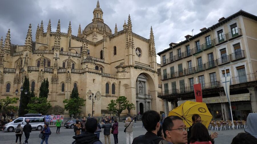 From Madrid: Ávila and Segovia Guided Day Trip - Guides, language, and group experience