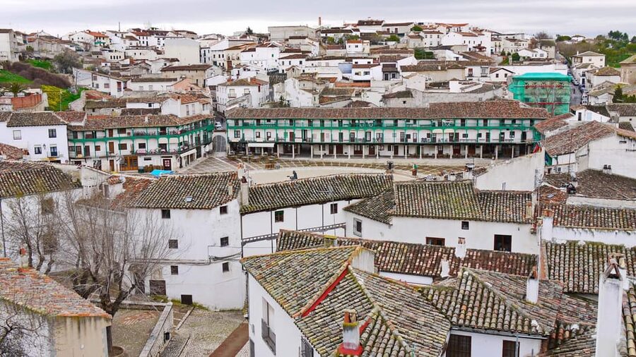From Madrid: Guided Day Trip to Chinchon, Aranjuez & Toledo - Chinchón and its famous Plaza Mayor