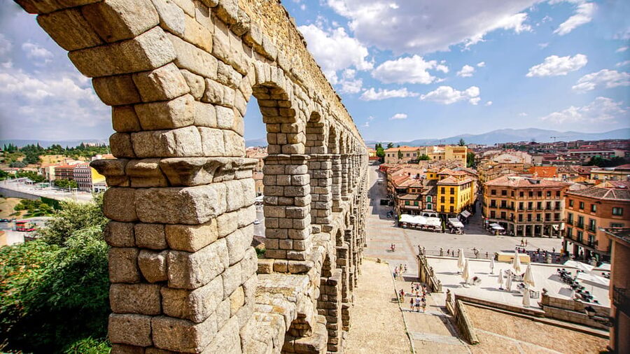 From Madrid: Guided Day Trip to Segovia, optional Alcázar - The one-hour walking tour covers the city’s main spine