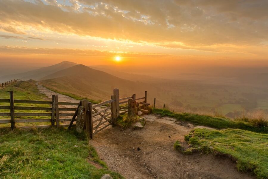 From Manchester: Derbyshire and Peak District Day Trip - From Manchester to the green hills of Derbyshire