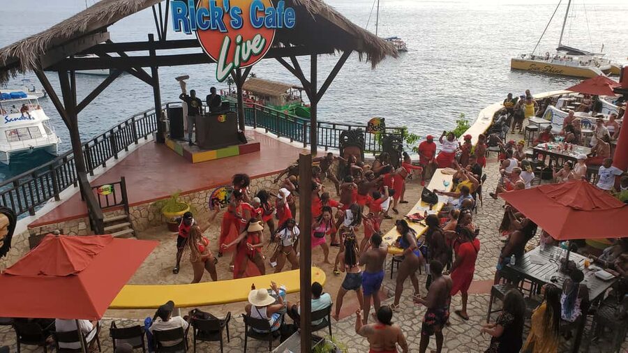 From Montego Bay: Negril Beach & Rick's Cafe Sunset Day Trip - Rick’s Cafe and the 35-Foot Cliff