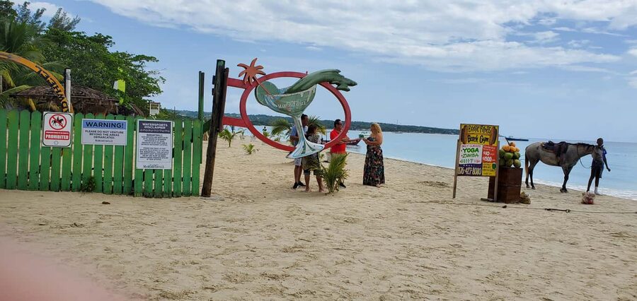 From Montego Bay: Negril Beach & Rick's Cafe Sunset Day Trip - Staying for the Negril Sunset