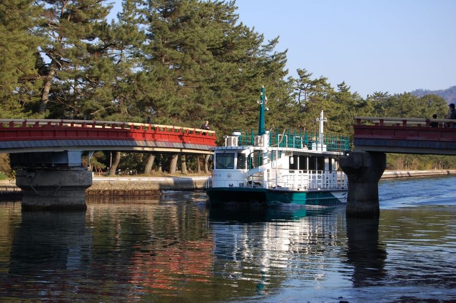 From Osaka: Amanohashidate and Ine Bay Day Trip - Guides, languages, and how the day runs