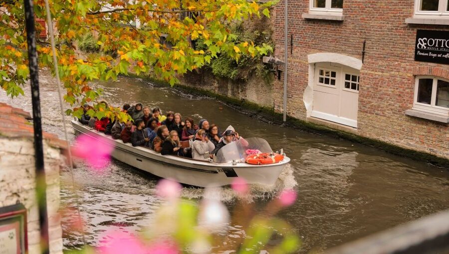 From Paris: Day Trip to Bruges with Optional Seasonal Cruise - A first walk through Bruges