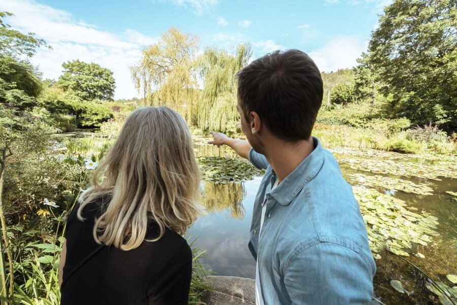 From Paris: Day Trip to Giverny & Versailles with Lunch - Choosing between the palace and the gardens