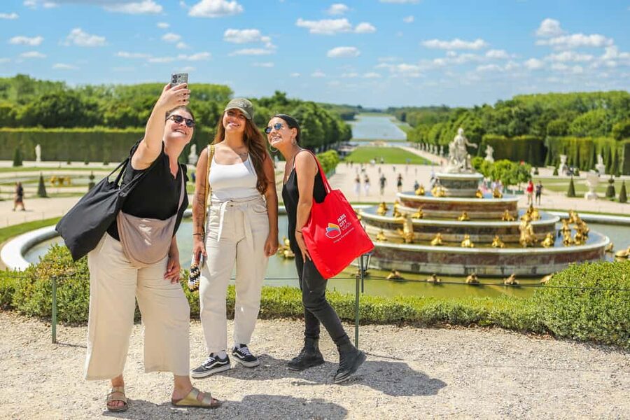 From Paris: Day Trip to Giverny & Versailles with Lunch - Guided tour or audio guide?