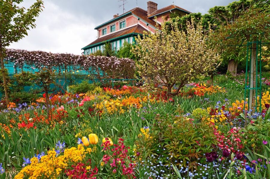 From Paris: Giverny and Versailles Palace Guided Day Trip - Who should book this tour?