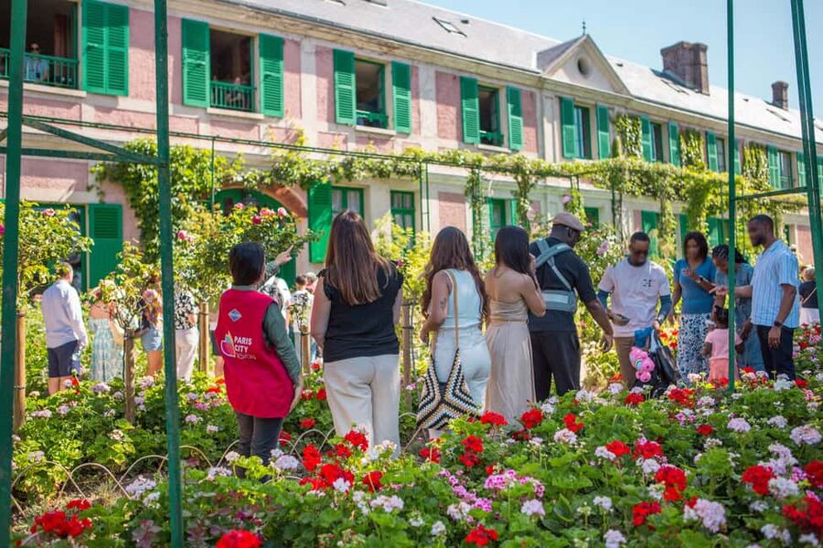 From Paris: Giverny Day Trip with Audio Guide or Live Guide - Key points to know before booking
