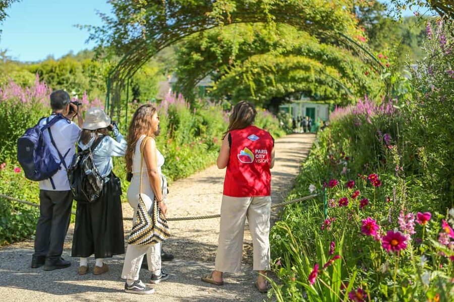 From Paris: Giverny Day Trip with Audio Guide or Live Guide - Who should book this Giverny trip?