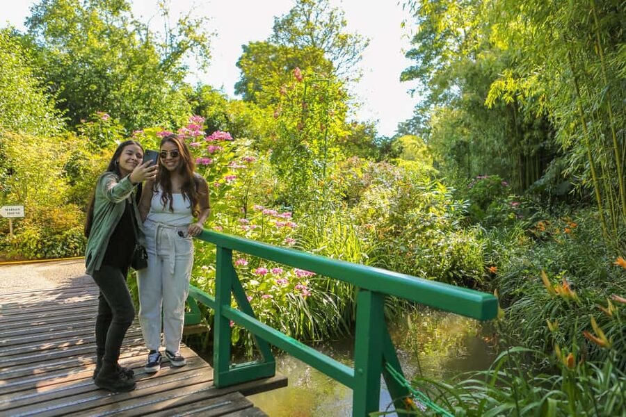From Paris: Giverny Day Trip with Audio Guide or Live Guide - Entering Monet’s house in Giverny