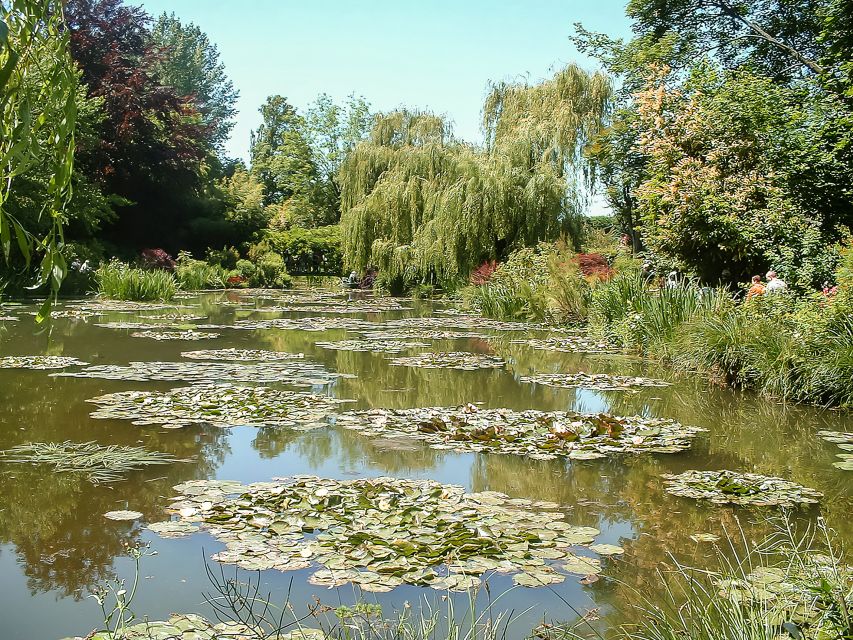 From Paris: Giverny Day Trip with Audio Guide or Live Guide - The water garden and the famous lily pond