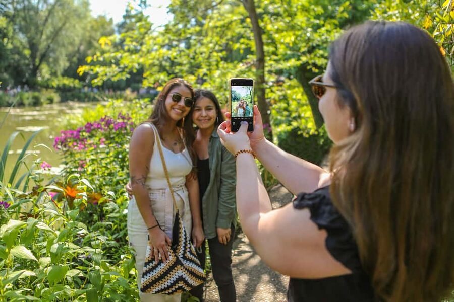 From Paris: Giverny Day Trip with Audio Guide or Live Guide - Choosing between a live guide, audio guide, or free exploration