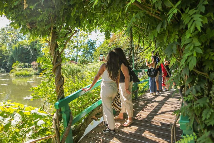 From Paris: Giverny Day Trip with Audio Guide or Live Guide - How much time you get and what you may miss