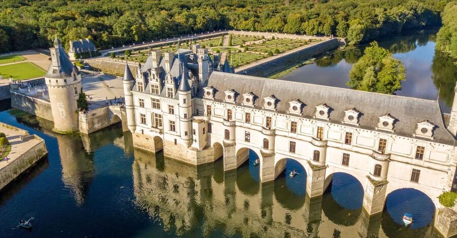 From Paris: Loire Valley Castles Day Trip With Wine Tasting - What the complimentary wine tasting is really like