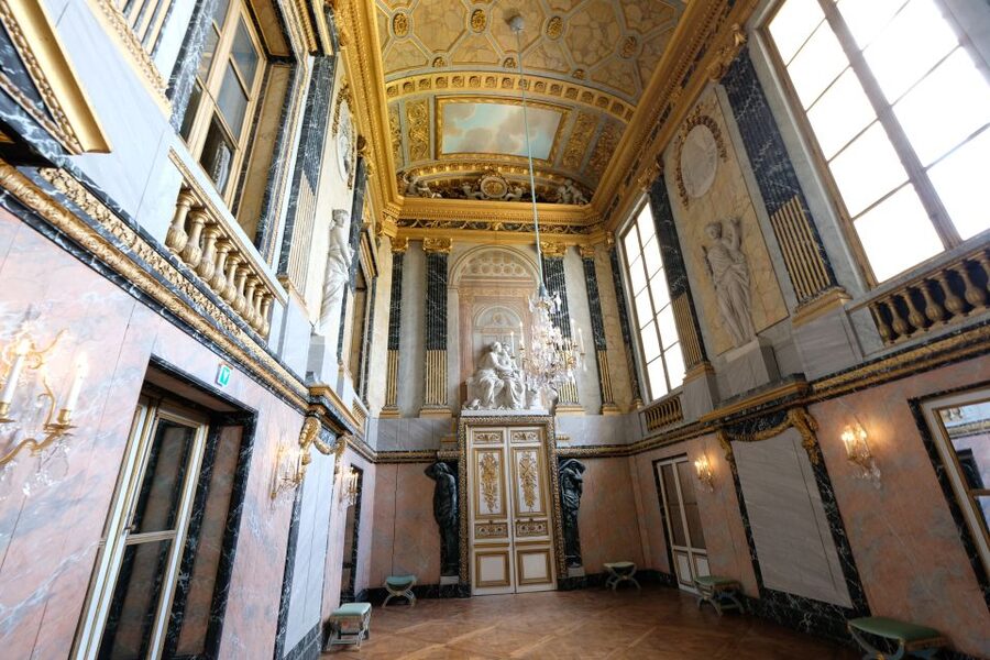 From Paris: Versailles Palace and Gardens Guided Day Trip - Why the $124 price can make sense