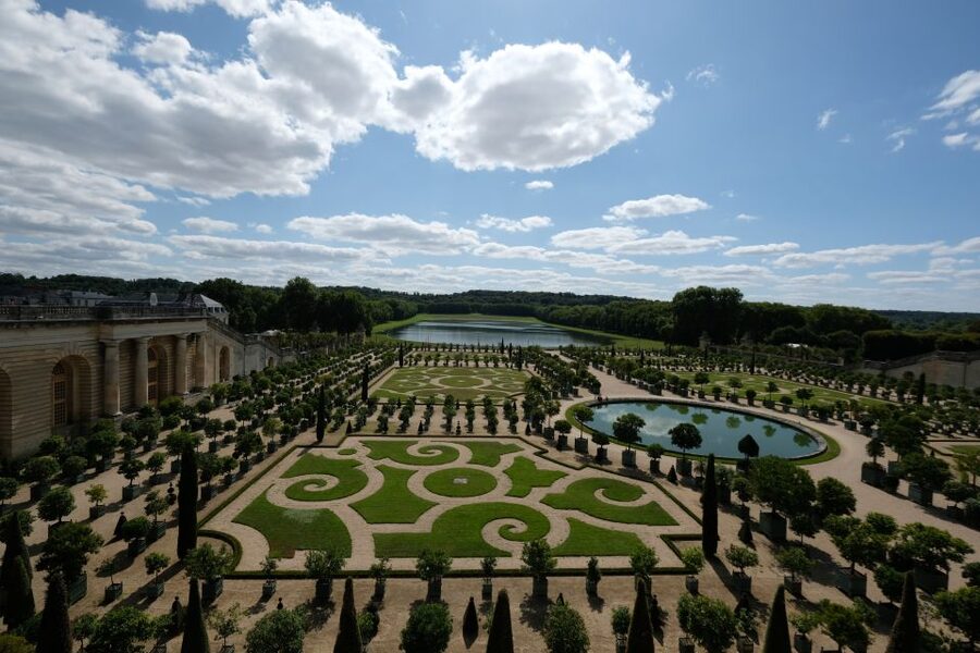 From Paris: Versailles Palace and Gardens Guided Day Trip - Who will enjoy this half-day visit