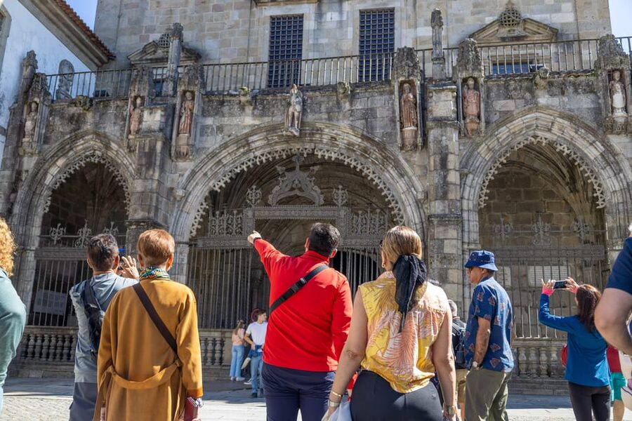 From Porto: Braga and Guimarães Full-Day Trip - Guimarães Castle and the beginning of Portugal