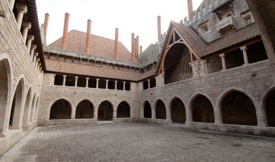 From Porto: Braga and Guimarães Small Group Tour with Lunch - Two historic cities in one northern Portugal day