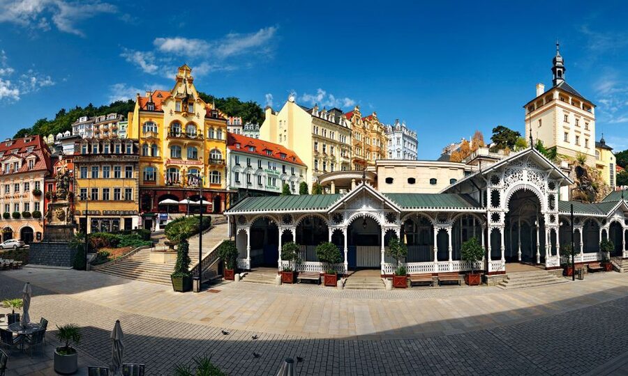 From Prague: Karlovy Vary Guided Day Trip - The ride west and the value of a live guide