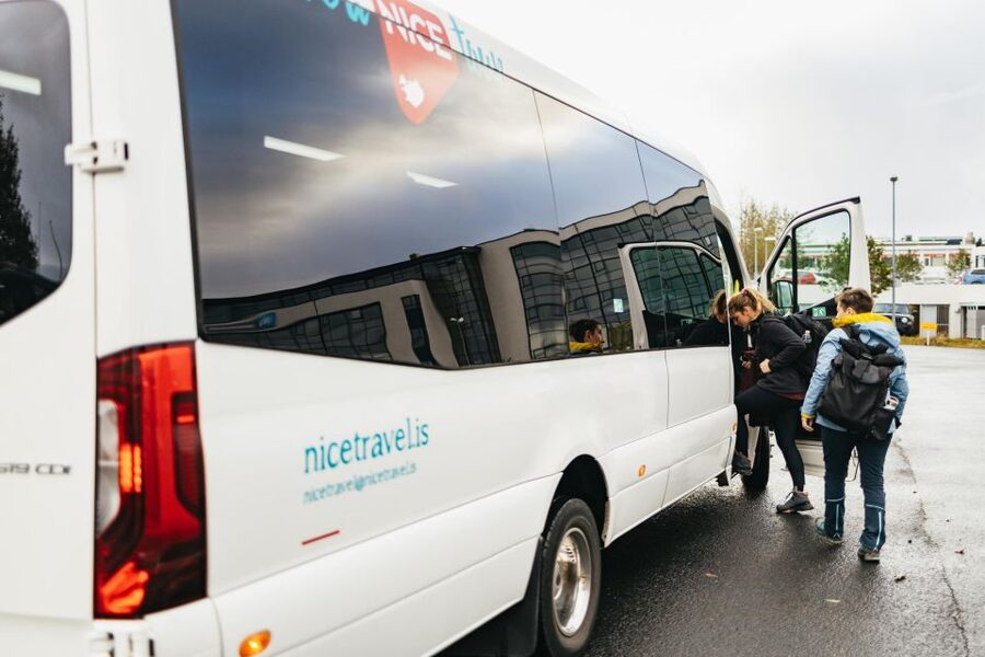 From Reykjavík: Waterfalls, Black Beach & Glacier Day Trip - How the guide affects the day