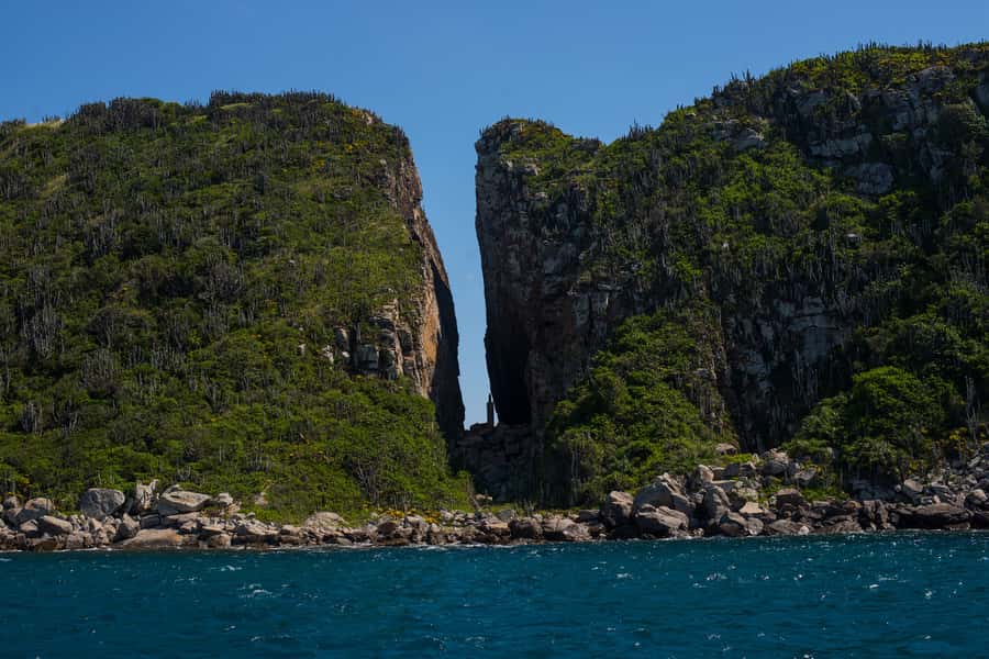 From Rio: Arraial do Cabo Day Trip with Boat Tour - Gruta Azul and the cliff formations bring the camera back out