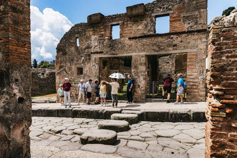 From Rome: Day Trip to Pompeii and Sorrento with Lunch - The guides keep a complicated day under control