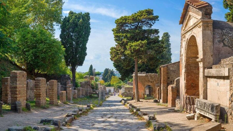 From Rome: Pompeii and Naples Day Trip by High-Speed Train - Pizza in Pompeii, not a hurried roadside snack