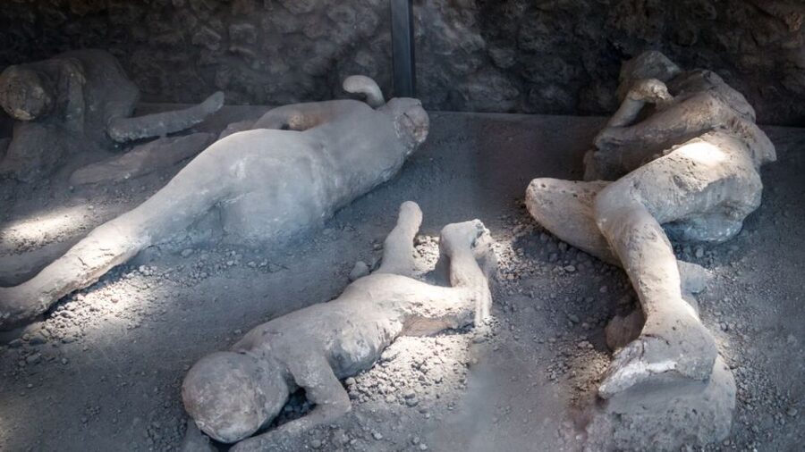 From Rome: Pompeii and Naples Day Trip by High-Speed Train - A quick look at Naples landmarks